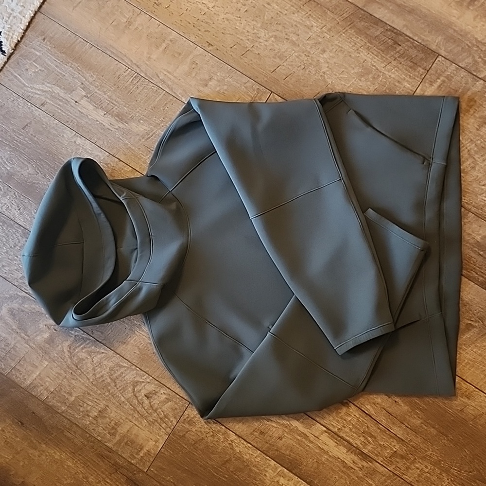 EUC lululemon AirWrap Pullover Hoodie size 6 Smoked Spruce